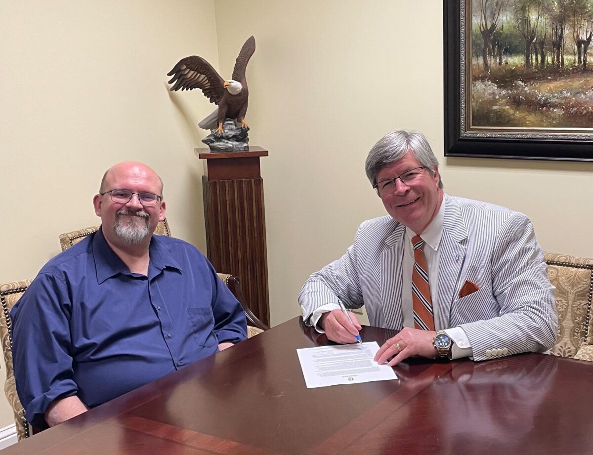 l-r Dr. Todd Brenneman and President Mitch Henry sign an agreement with West Virginia School of Preaching.