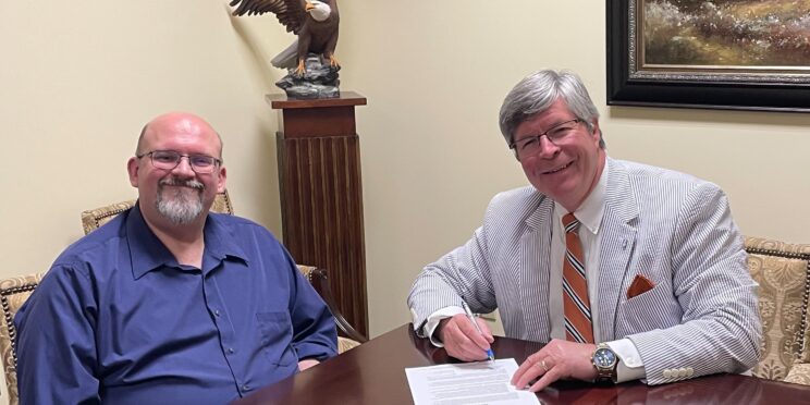 l-r Dr. Todd Brenneman and President Mitch Henry sign an agreement with West Virginia School of Preaching.