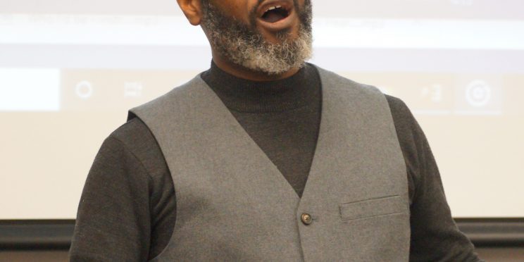 Bakari Kings sings to students during the 2020 Marketplace Faith Friday Forums.