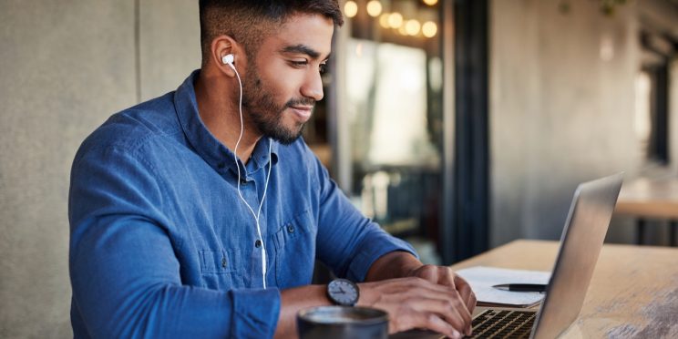 Student takes online college course while sitting in café